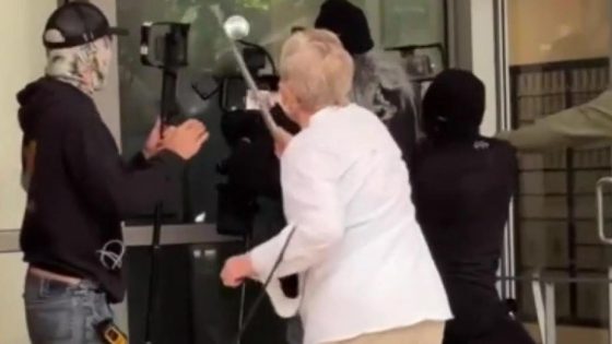 Woman with cane, bystander fight with ‘First Amendment defenders’ at Brentwood post office – MASHAHER