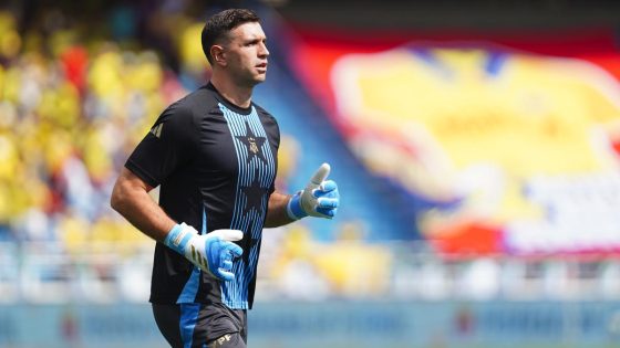 Argentina goalkeeper Martinez under fire for hitting TV cameraman after loss to Colombia – MASHAHER