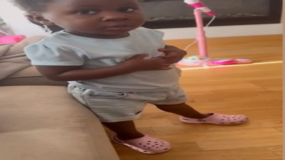 WATCH: Toddler adorably argues with mom that her shoes are on the right feet – MASHAHER