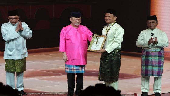 Chinese man who raised three Muslim brothers receives Maulidur Rasul Award – MASHAHER