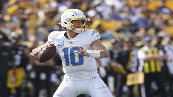 Justin Herbert leaves Chargers vs. Steelers game after sack appears to aggravate ankle injury – MASHAHER