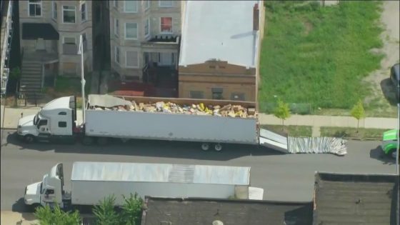 Looters ransack UPS truck after viaduct collision on Chicago’s Southwest Side – MASHAHER