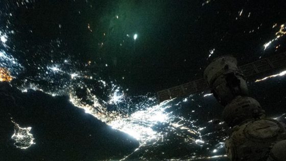 Astronaut watches a meteor explode over Earth in a bright green fireball in stunning video from ISS – MASHAHER