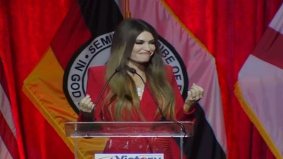 Kimberly Guilfoyle forced to ask audience to clap as awkward speech falls flat – MASHAHER