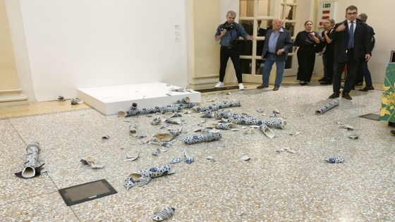 Man smashes Ai Weiwei sculpture at exhibition opening in Italy – MASHAHER