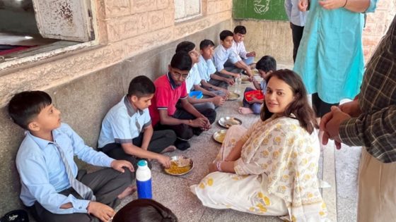 Barmer: à¤à¤¬ à¤à¤²à¥à¤à¥à¤à¤° à¤à¥à¤¨à¤¾ à¤¡à¤¾à¤¬à¥ à¤¨à¥ à¤¬à¤à¥à¤à¥à¤ à¤à¥ à¤¸à¤¾à¤¥ à¤à¤®à¥à¤¨ à¤ªà¤° à¤¬à¥à¤ à¤à¤° à¤à¤¾à¤¯à¤¾ à¤®à¤¿à¤¡ à¤¡à¥ à¤®à¥à¤² – Ias officer tina dabi goverment school mid day meal books Barmer Rajasthan lclar – MASHAHER