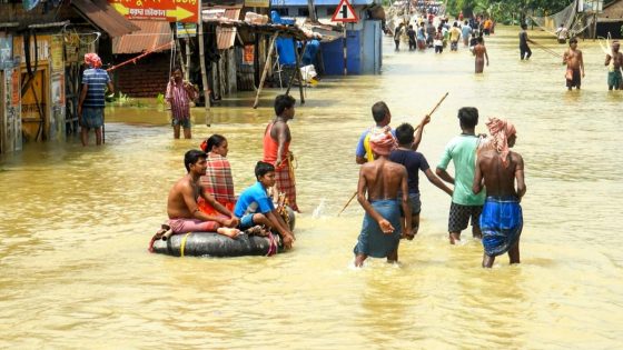 à¤¬à¤¿à¤¹à¤¾à¤° à¤®à¥à¤ à¤à¤² à¤¤à¤¾à¤à¤¡à¤µ, à¤à¥à¤¸à¥ à¤à¥ à¤à¤¹à¤° à¤¸à¥ à¤à¤ à¤à¤²à¤¾à¤à¥ à¤¡à¥à¤¬à¥, à¤²à¥à¤à¥à¤ à¤à¥ à¤¬à¤à¤¾à¤¨à¥ à¤à¤¤à¤°à¥ SDRF à¤à¥ à¤à¥à¤® – Bihar flood situation grim several embankments breached lclk – MASHAHER