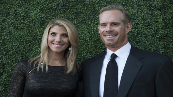 Joe Buck fractures wife’s ankle with golf drive in ‘freak accident’ – MASHAHER