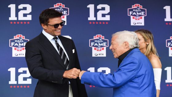 Patriots owner Robert Kraft buys signed Tom Brady rookie card at auction while sitting with Tom Brady – MASHAHER