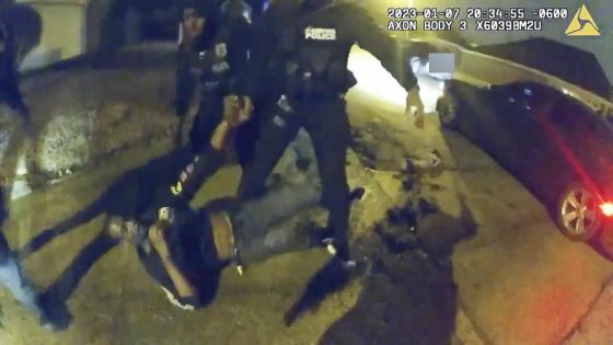 Jurors watch video of EMTs failing to treat Tyre Nichols after he was beaten – MASHAHER