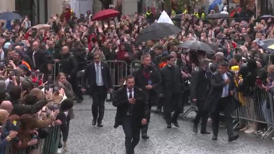 Thousands brave the rain to see Pope Francis in Belgium’s Leuven – MASHAHER