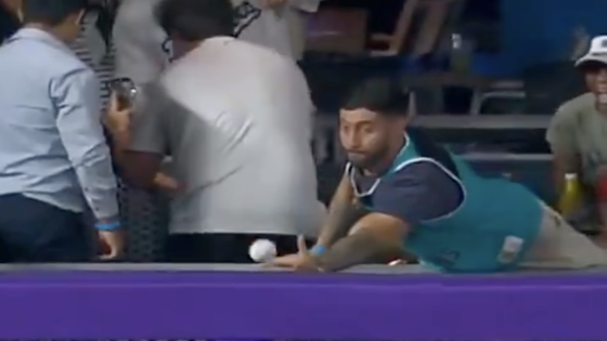 Marlins fan comes oh-so-close to catching Shohei Ohtani’s 50th home run ball, which bounces out of reach – MASHAHER