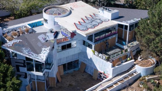 Squatters graffiti second vacant LA mansion owned by son of Philadelphia Phillies owner – MASHAHER