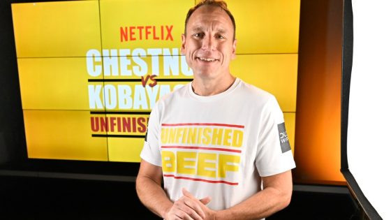 Joey Chestnut Beats Kobayashi in Netflix’s Hot Dog-Eating Contest – MASHAHER