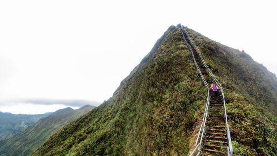 Hikers used ropes to get down to remaining Ha’ikū Stairs section – MASHAHER