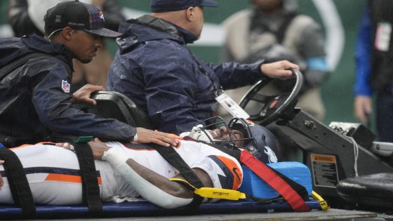 Broncos RB Tyler Badie stabilized on stretcher after collapsing on sideline with back injury – MASHAHER