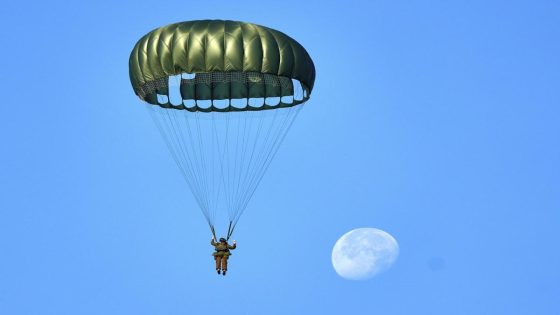 Hundreds of parachutists drop over Dutch heath to commemorate World War II operation – MASHAHER