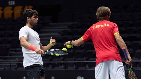 Watch: Carlos Alcaraz tries his hand at golf on tennis court with David Ferrer – MASHAHER