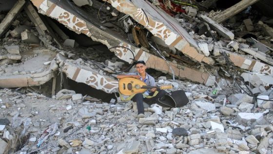 Gazan teen musician sings for children who endure the daily horrors of war – MASHAHER