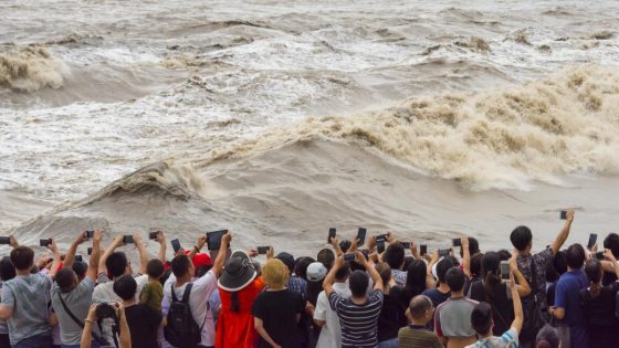 Disturbing video shows a large group of Chinese selfie-takers swept up by a giant tidal bore – MASHAHER