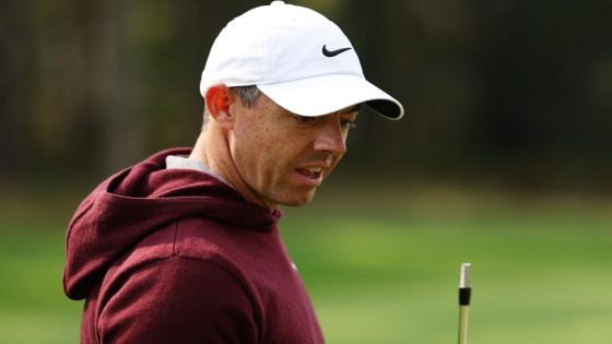 Watch: Rory McIlroy hits to seven feet despite snapping head of nine-iron – MASHAHER