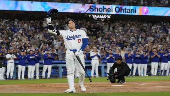 Shohei Ohtani receives standing ovation after reaching 50-50, then reaches 52-52 – MASHAHER