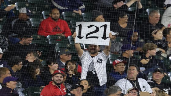 White Sox fans embrace infamy with jeers, chants and a marriage proposal – MASHAHER