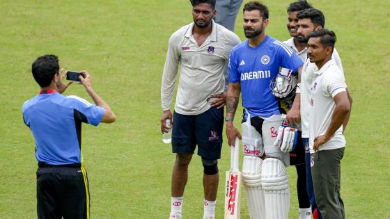 Virat Kohli meets young cricketers in Kanpur – MASHAHER