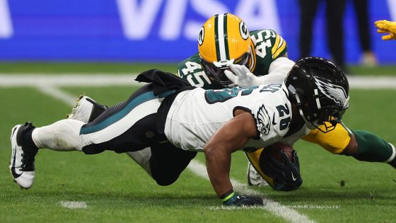 Saquon Barkley slips on first carry in Eagles debut, turns it around for Philadelphia touchdown in Brazil – MASHAHER