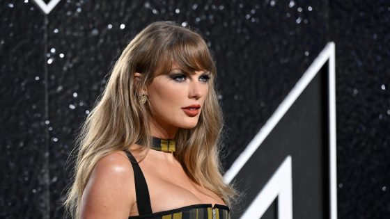 2024 MTV VMAs: Taylor Swift hits the carpet in edgy plaid dress – MASHAHER