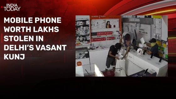 Masked men loot Delhi mobile store, empty it in 5 minutes – MASHAHER