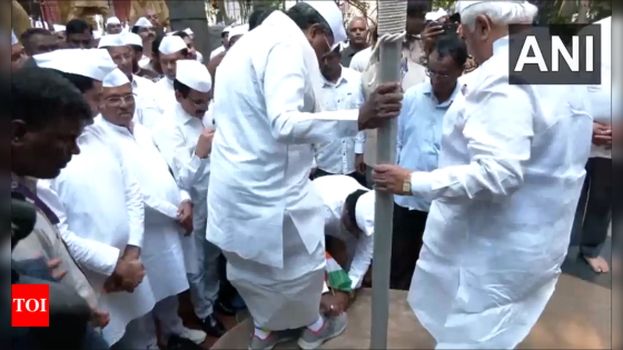 Watch: Congress worker unties Siddaramaiah’s shoes as Karnataka CM steps on dais for Gandhi jayanti | India News – MASHAHER