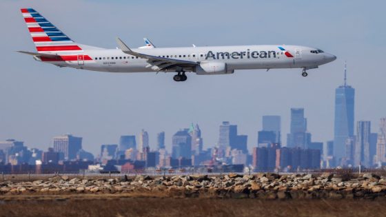 American Airlines passengers forced to intervene when man becomes violent towards a woman in first class – MASHAHER