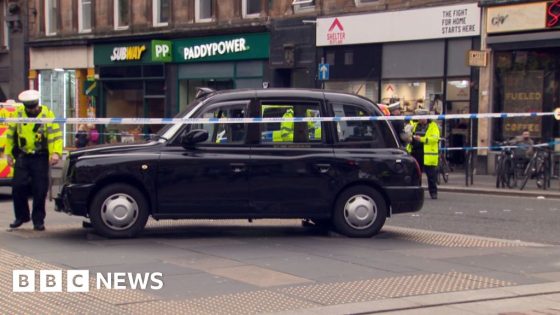 Three people in hospital after taxi hits pedestrians in Glasgow – MASHAHER