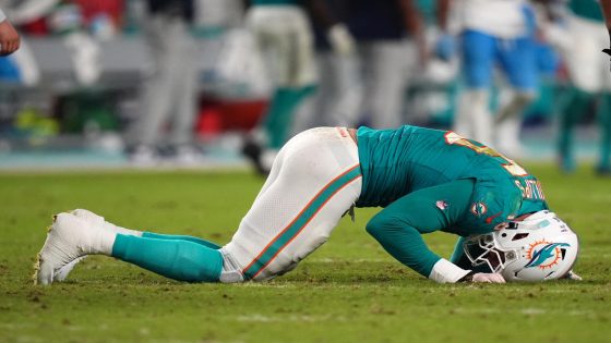 Dolphins’ Jaelan Phillips out with season-ending knee injury after going down in loss to Titans – MASHAHER