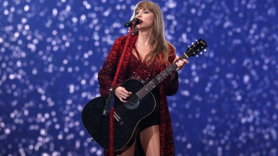 Man Smashes Taylor Swift Guitar After Paying $4,000 for It – MASHAHER