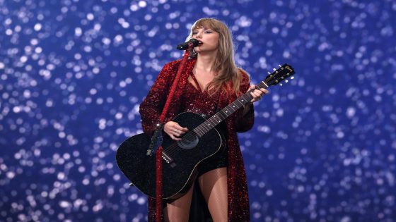 The ‘Taylor Swift’ Guitar Smashed by Man After Paying $4,000 for It Was Not Autographed by Singer – MASHAHER