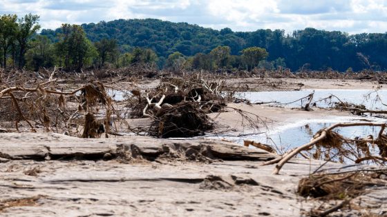 Woman’s husband was standing on the porch when their house floated away – MASHAHER