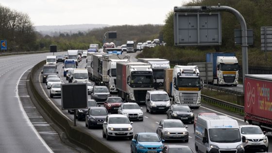 M25: National Highways apologises after pothole caused major delays and ‘damage to more than 20 cars’ | UK News – MASHAHER